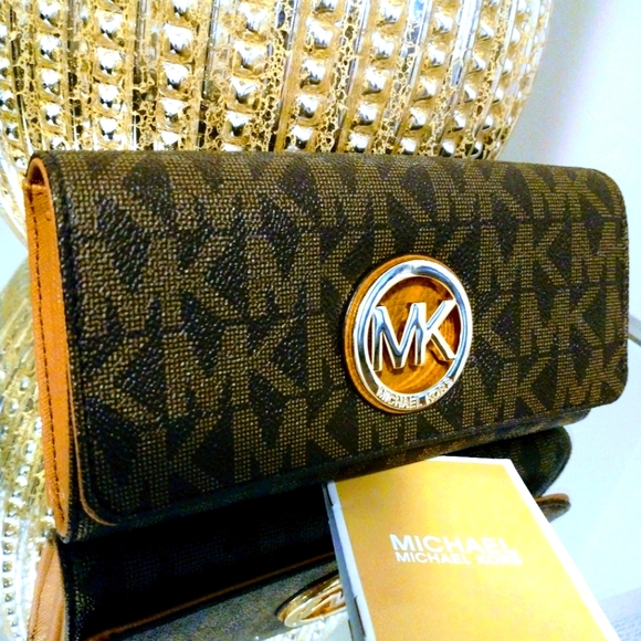 Michael Kors Fulton Monogram Wallet - Picture 2 of 14